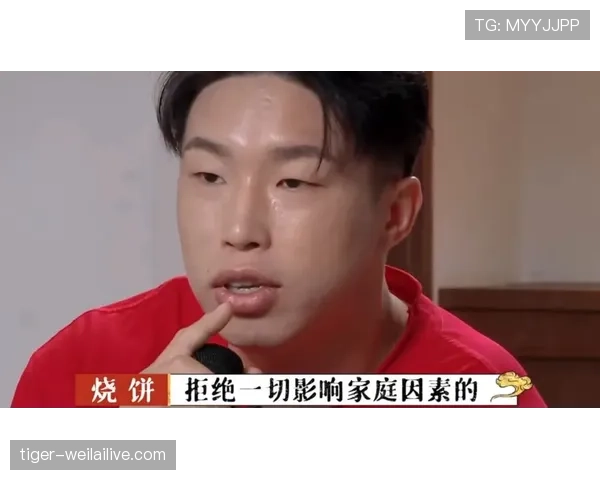 董志豪背着名牌包去路边摊点鸡蛋灌饼,旁人:这反差我顶不住 董志豪背着名牌包去路边摊点鸡蛋灌饼,旁人:这反差我顶不住